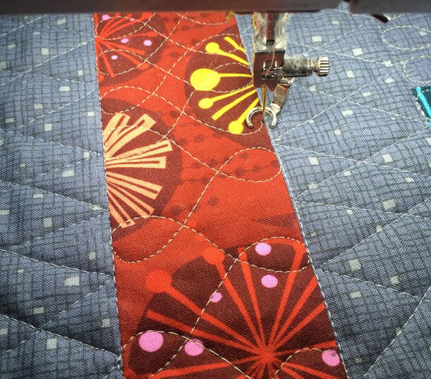 Cursive L's detail quilting